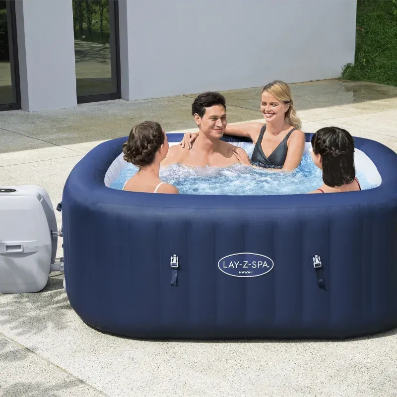 Quatre adultes assis chacun le long d'une paroi du Lay-Z-Spa Hawaii, sur une terrasse bétonnée