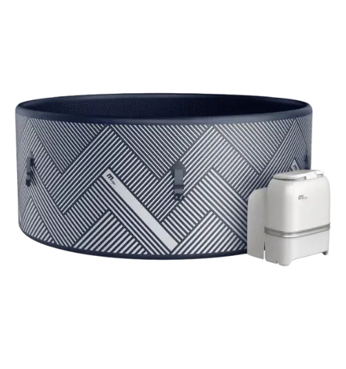 Le spa Naval vu de face, bassin rond bleu marine à motif chevron et son bloc technique blanc